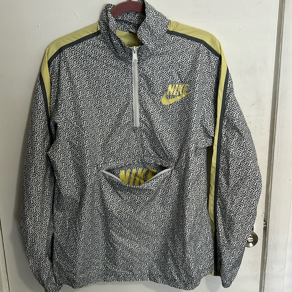 Women’s Nike pull over windbreaker sweater small
